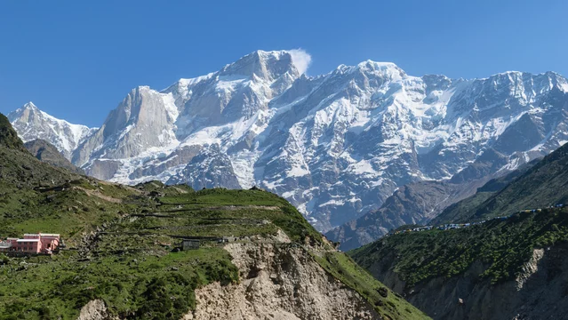 badrinath-temple-mountains